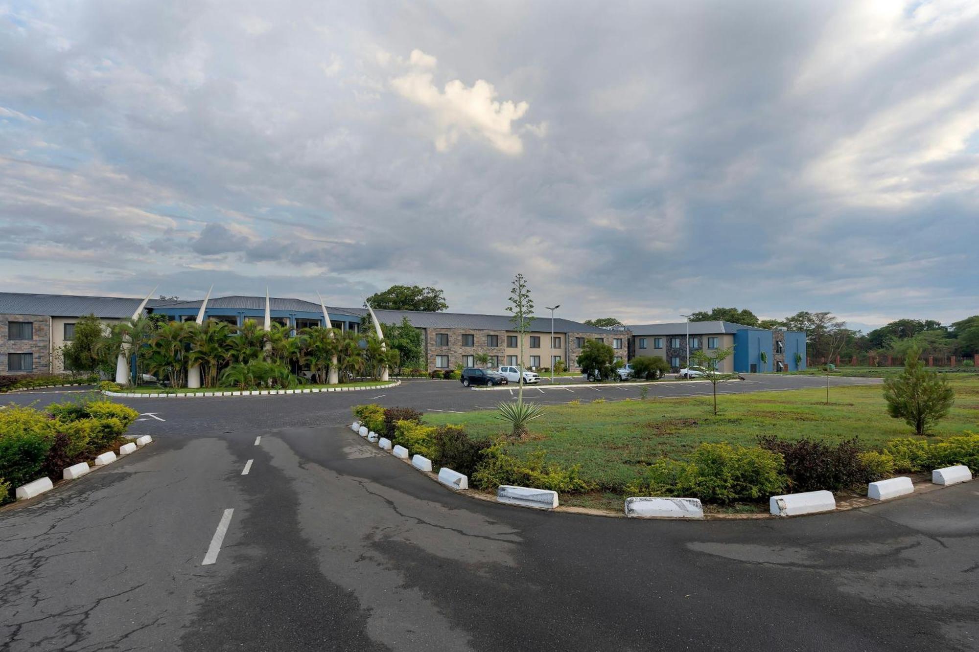 Protea Hotel By Marriott Ndola Bagian luar foto